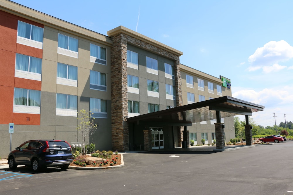 HOLIDAY INN EXPRESS & SUITES HENDERSONVILLE SE - FLAT ROCK 1/52