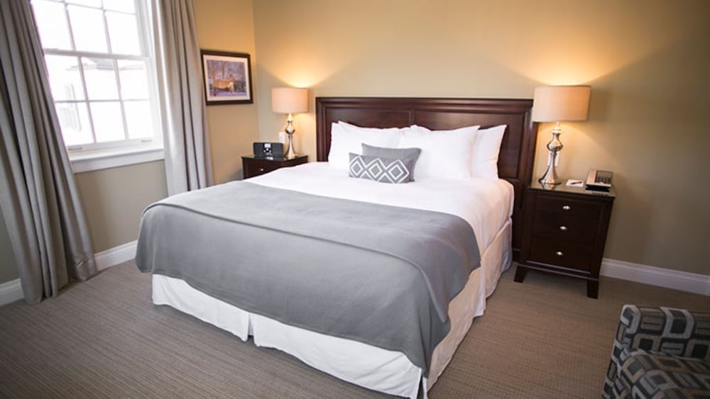 Adjoining, Deluxe, King Bed