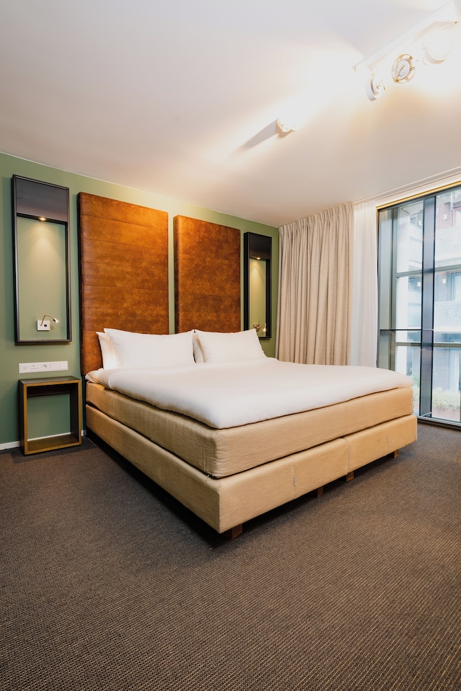 DELUXE, DOUBLE OR TWIN BED