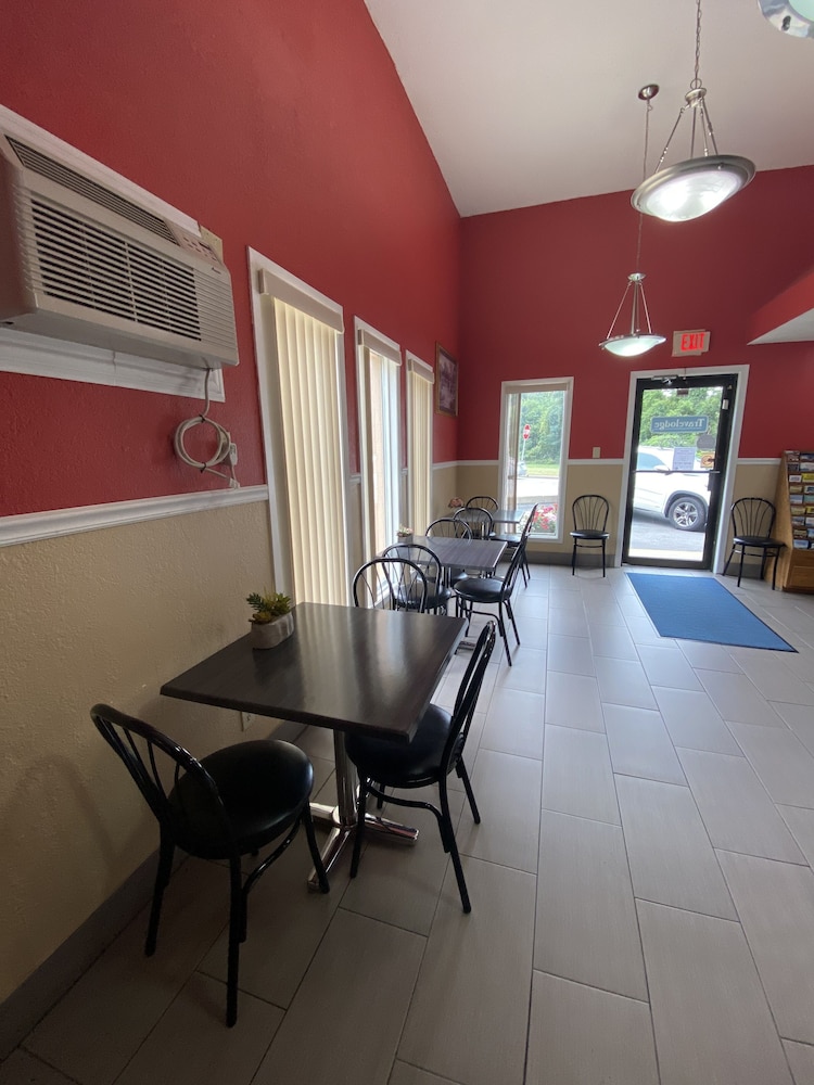 Travelodge by Wyndham La Porte/Michigan City Area 47/50