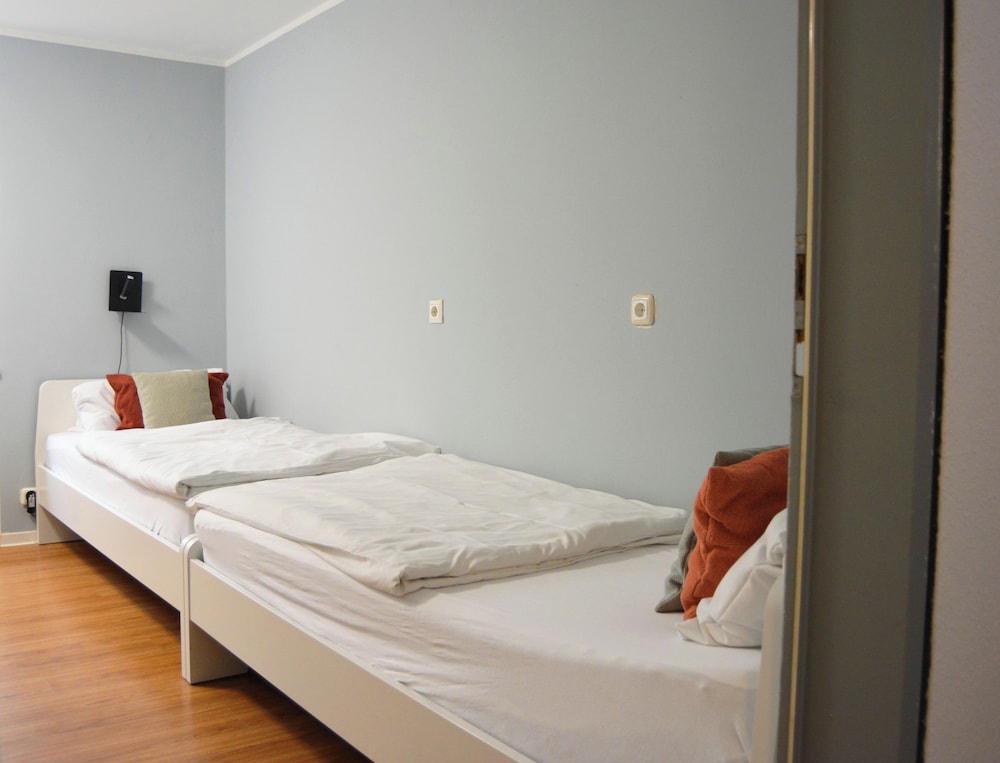 ROOM, TWIN BEDS, SHARED BATHROOM