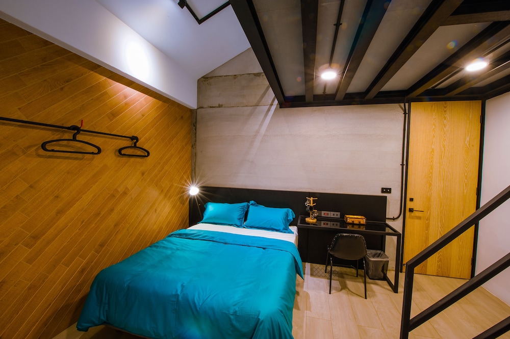 ROOM, QUADRUPLE