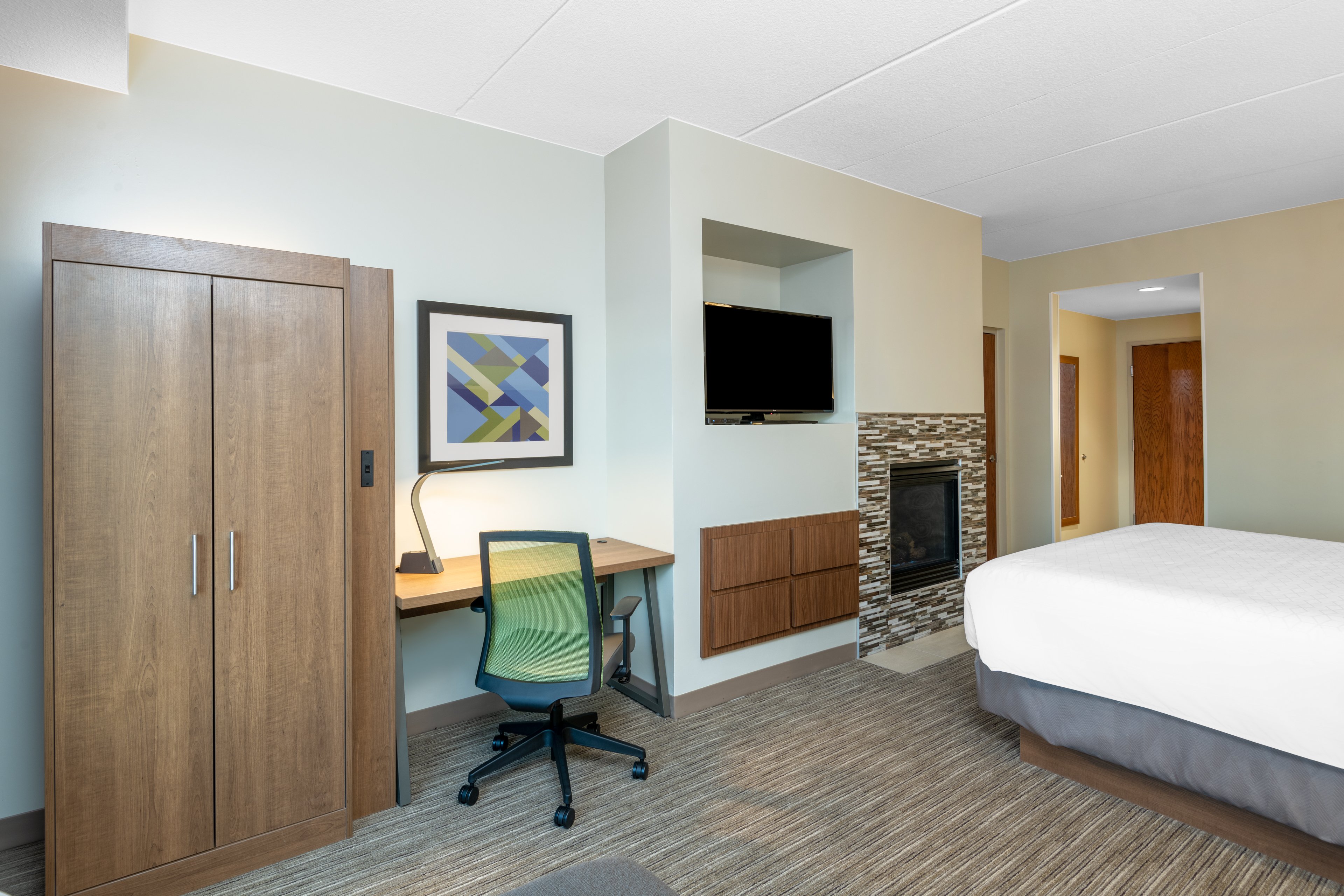 Suite, King Bed, Mountain View