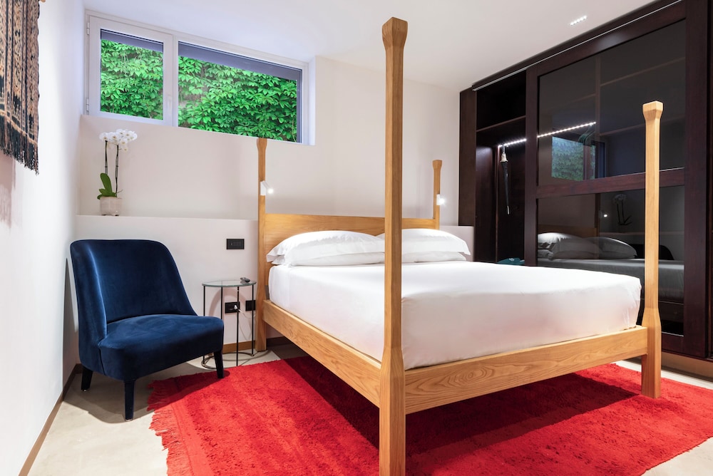 DELUXE, DOUBLE BED