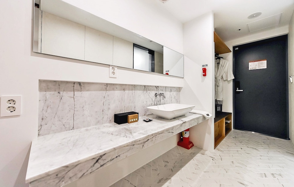 Noblestay Hotel 50/50