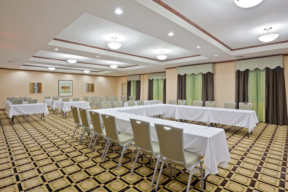Holiday Inn Express Hotel Suites Dumas 67/72