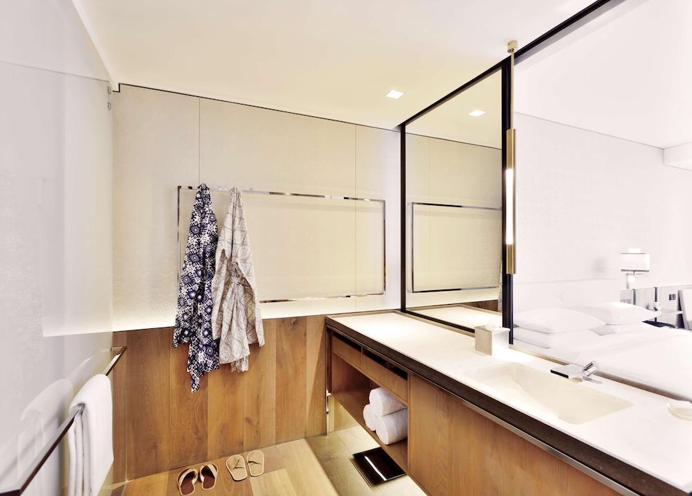 Andaz Delhi, by Hyatt 31/82