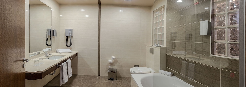 Your Hotel And Spa 32/34