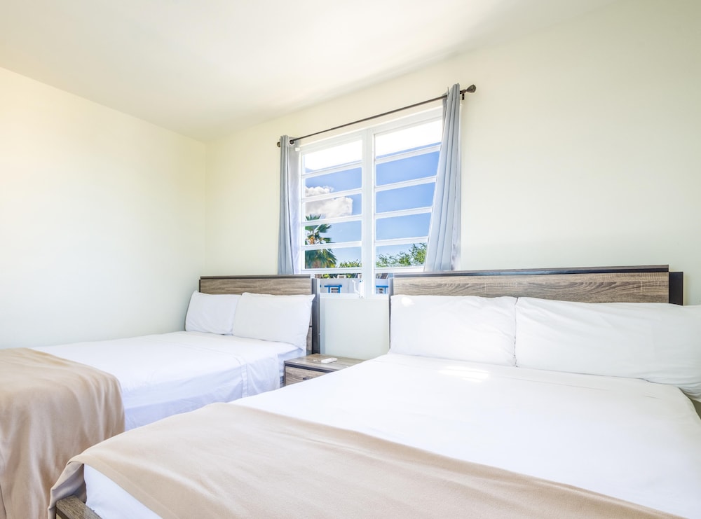 Family, Apartment, 1 King and 2 Queen Beds, Pool Side, Balcony
