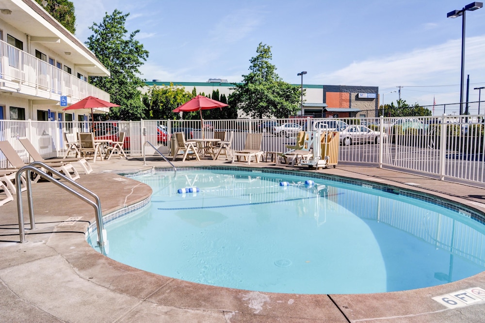 Motel6 Salem, OR 44/62