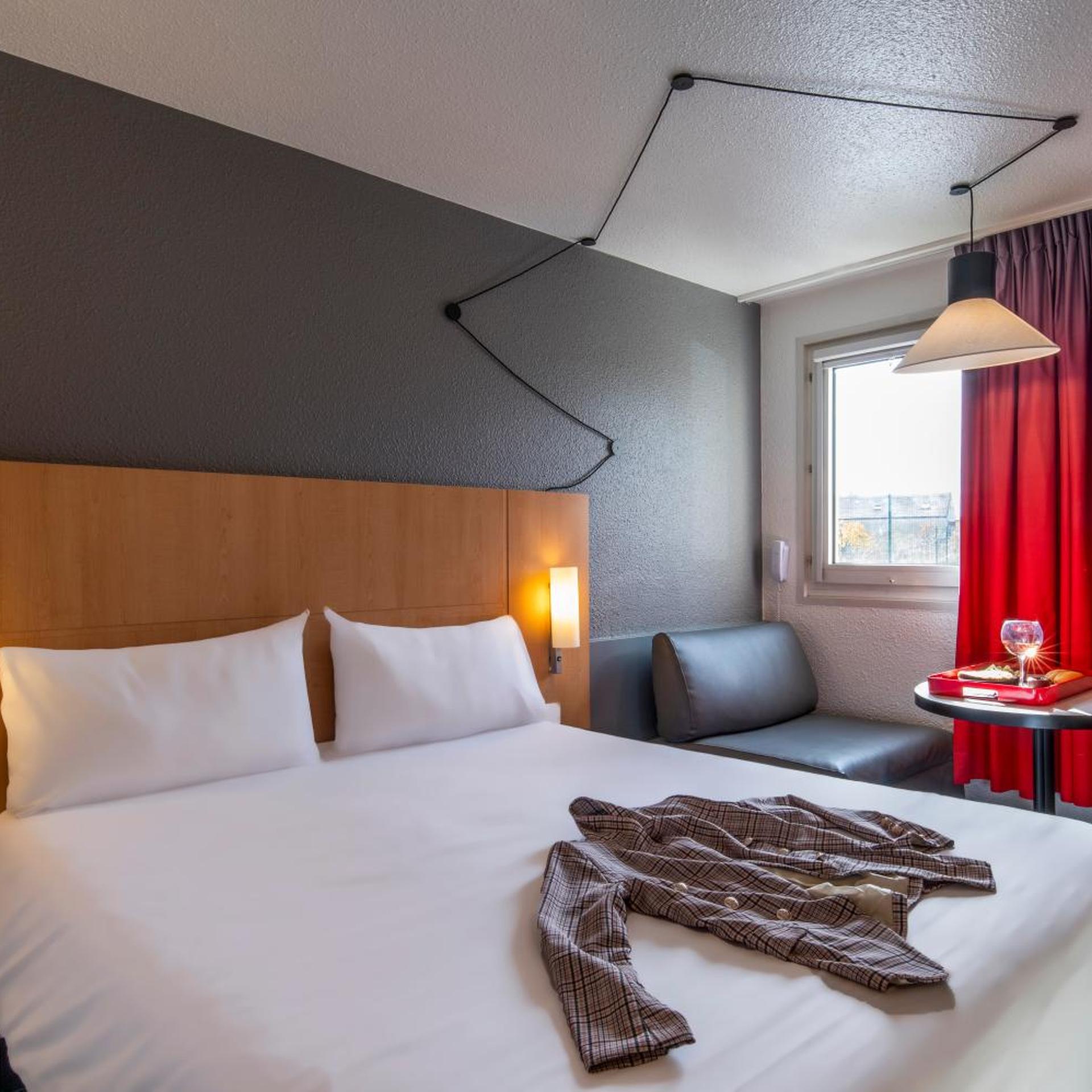Adjoining, Double Bed