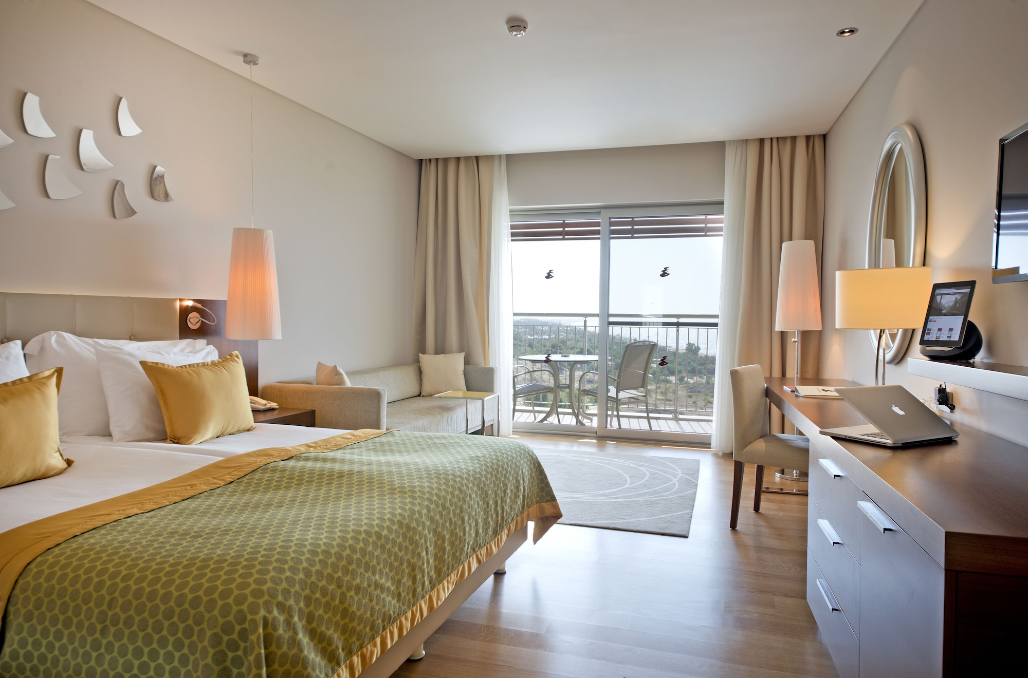 DELUXE SEA VIEW