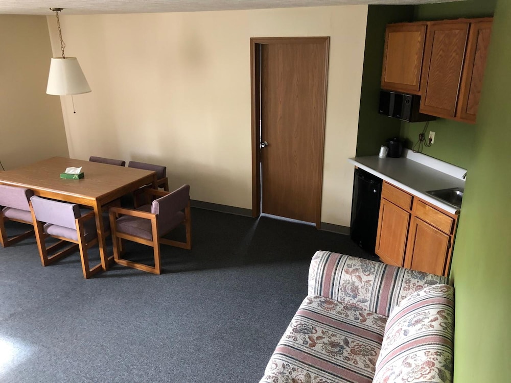 Salt Creek Inn 18/36