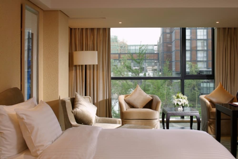 The Lakeview Hotel 4/25
