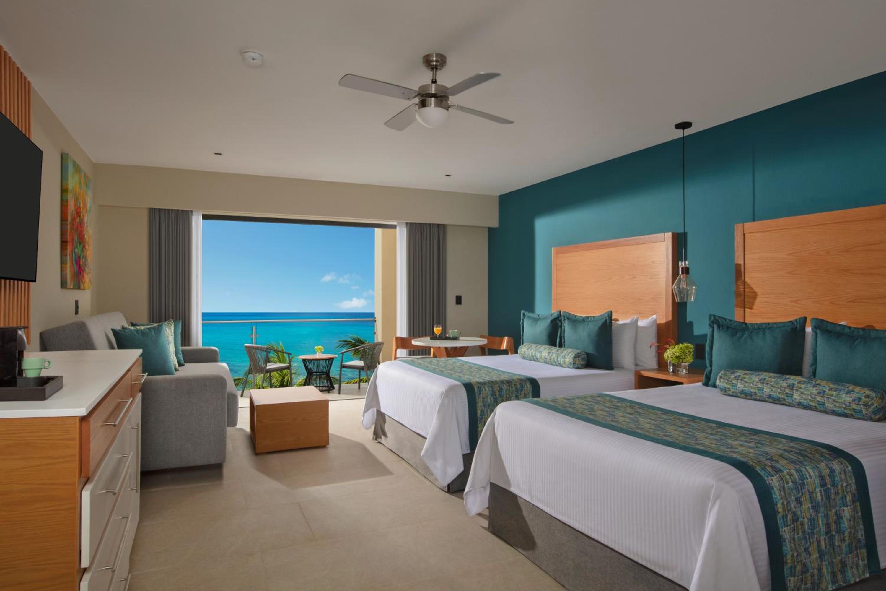 Preferred Club, Junior Suite, 2 Queen Beds, Ocean Front