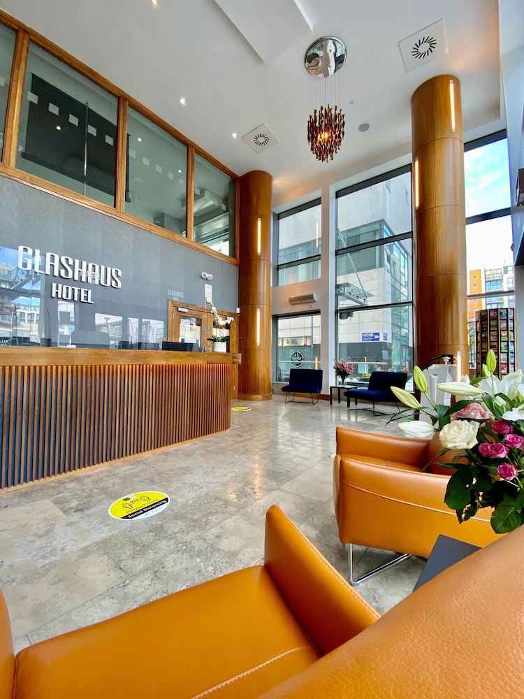 Glashaus Hotel 4/42