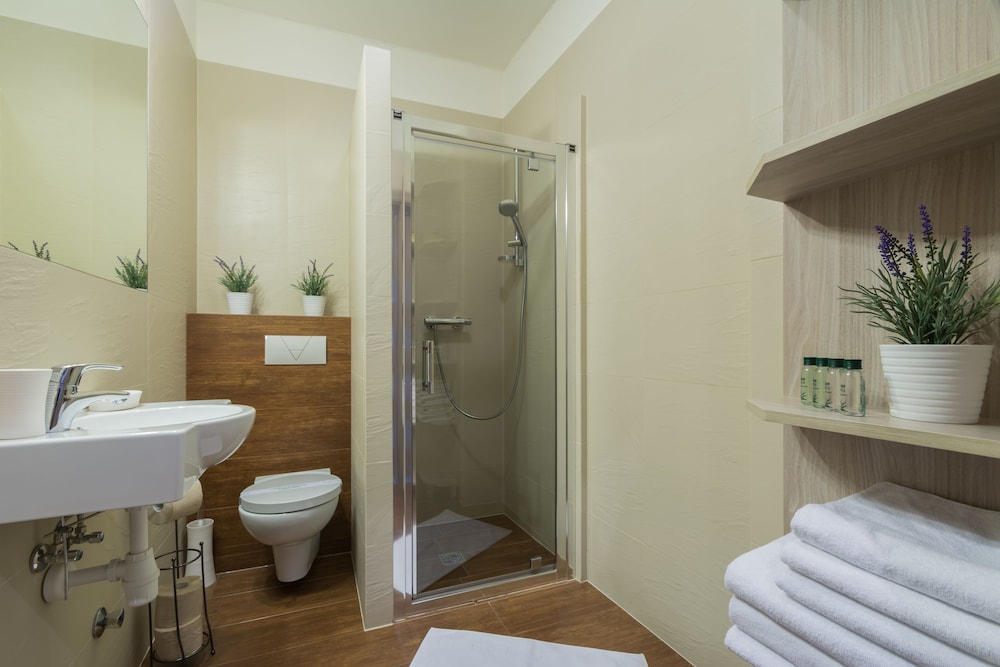 EXCLUSIVE, STUDIO, SUITE