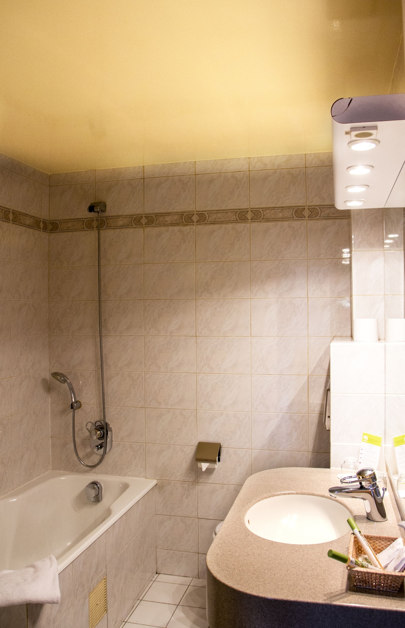 Club, Double Bed, Bathtub, HOTEL TERMINUS MONTPARNASSE 8/10