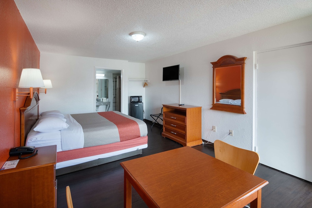 Motel6 Montgomery, AL - Coliseum 14/25