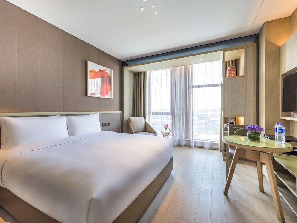 DELUXE, KING BED, CITY SIDE