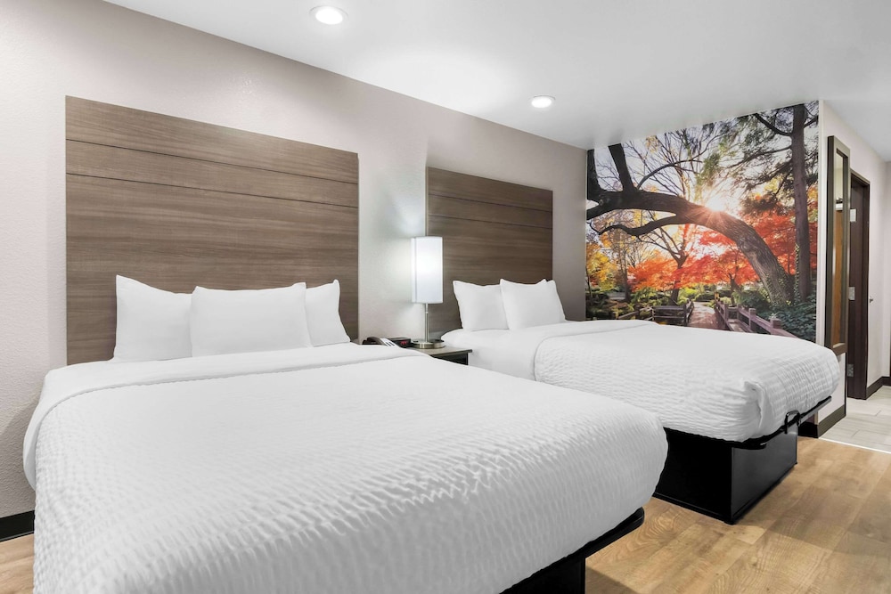 EFFICIENCY, 2 QUEEN BEDS