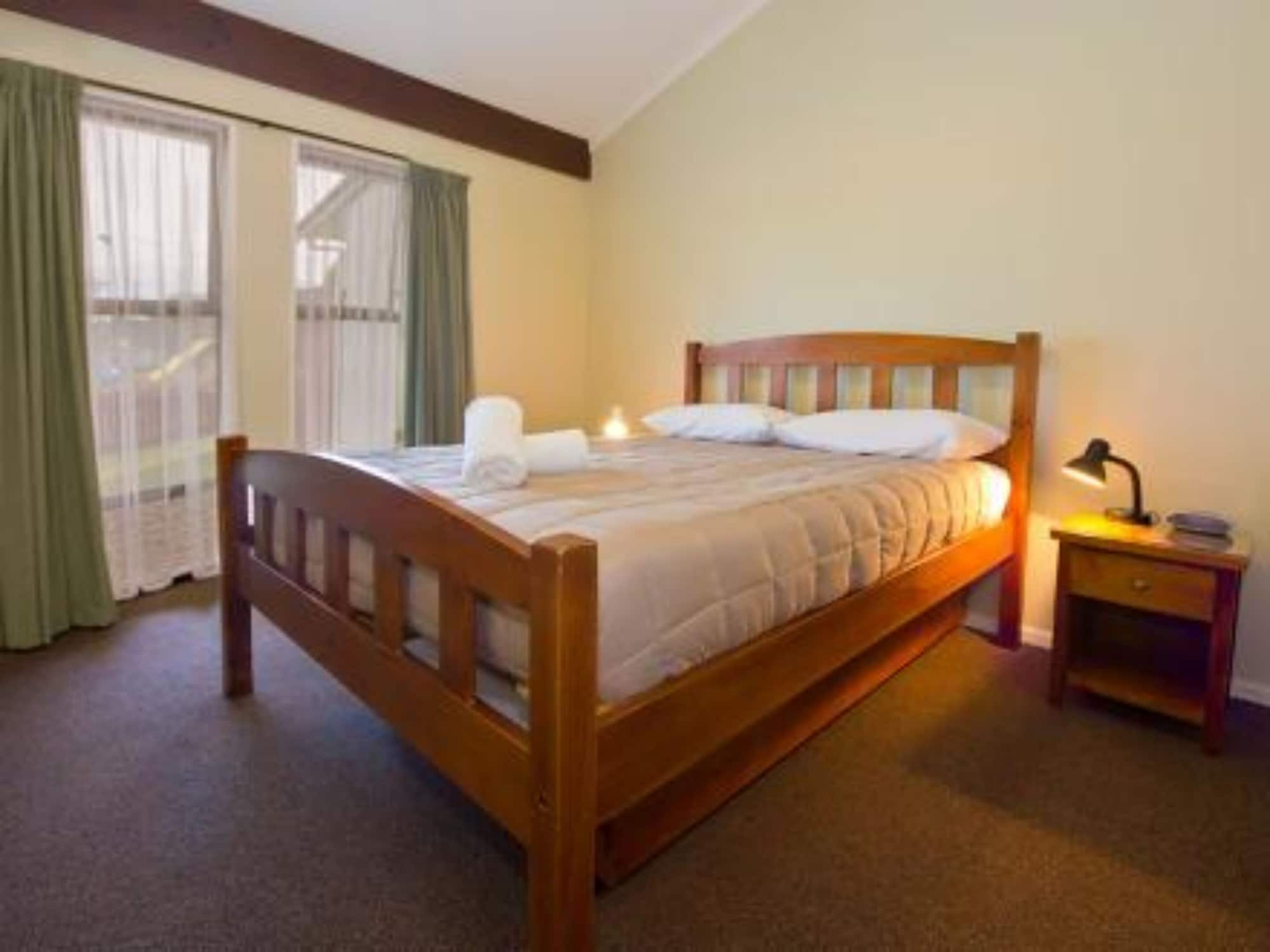2 Bedrooms, Motel, Classic, Queen and Twin Beds, Sofa، Tahuna Beach Kiwi Holiday Park & Motel 2/4