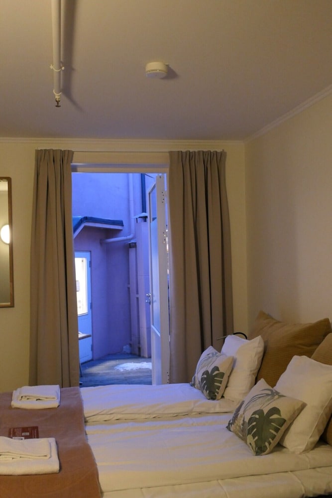 Victoria Hotel 12/50
