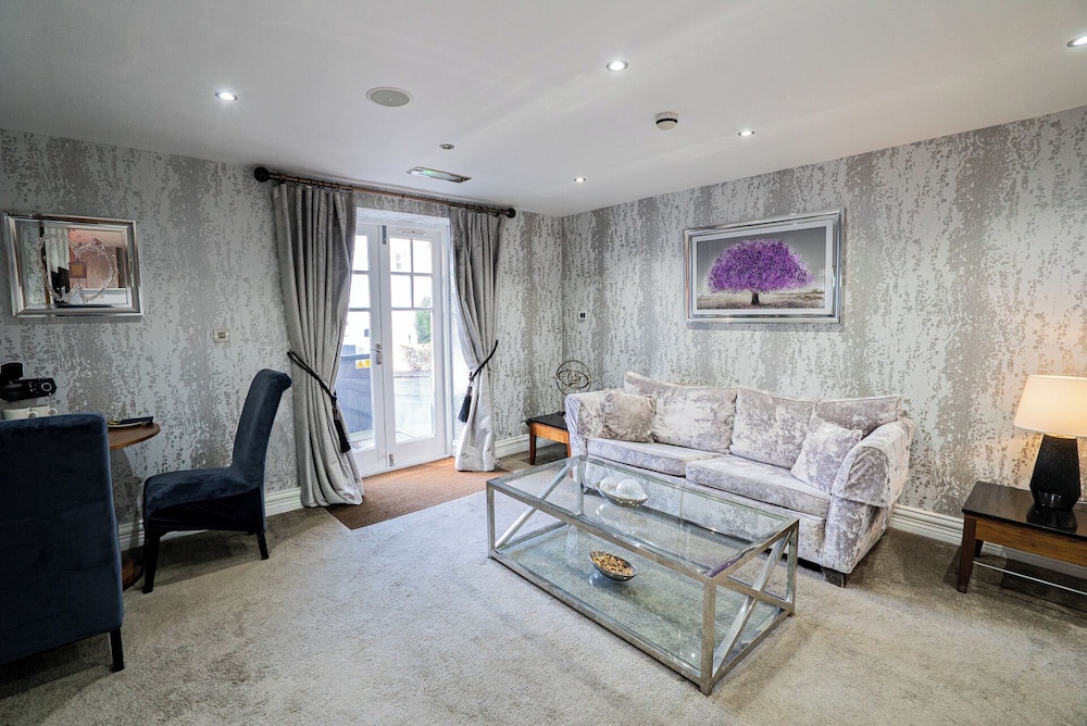 Cranleigh Boutique 25/46