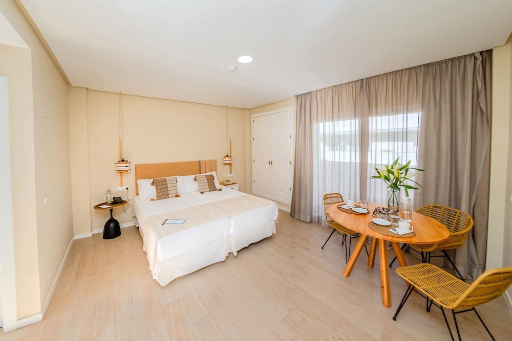 ROOM, TWIN BEDS, POOL VIEW