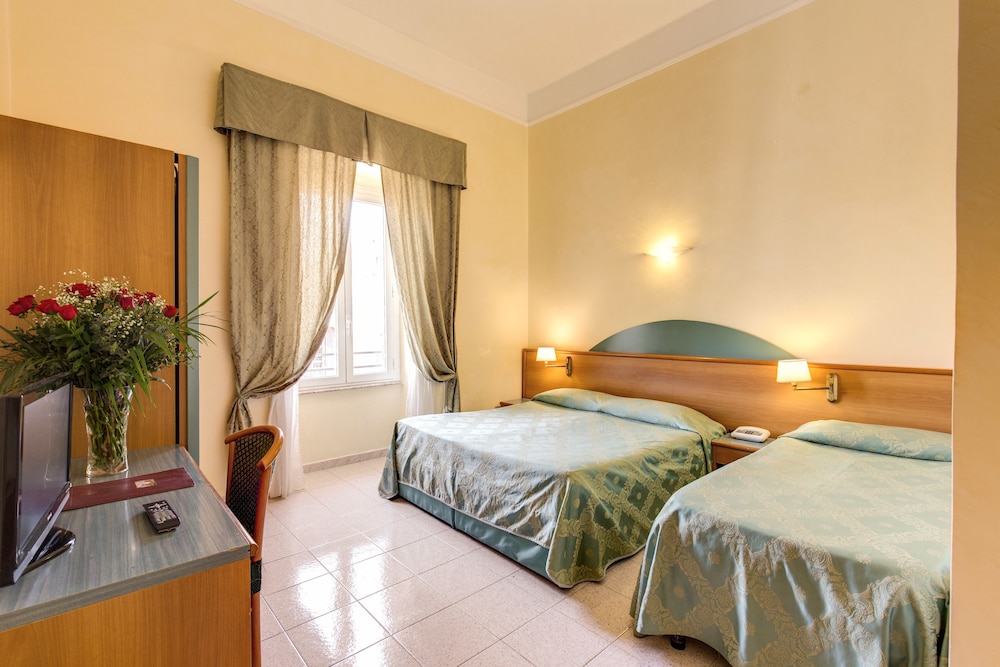 غرفة ثلاثية، Hotel Contilia 2/5