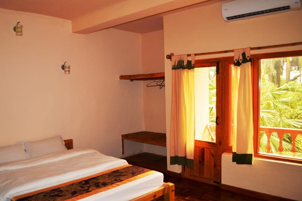 DELUXE, DOUBLE OR TWIN BED