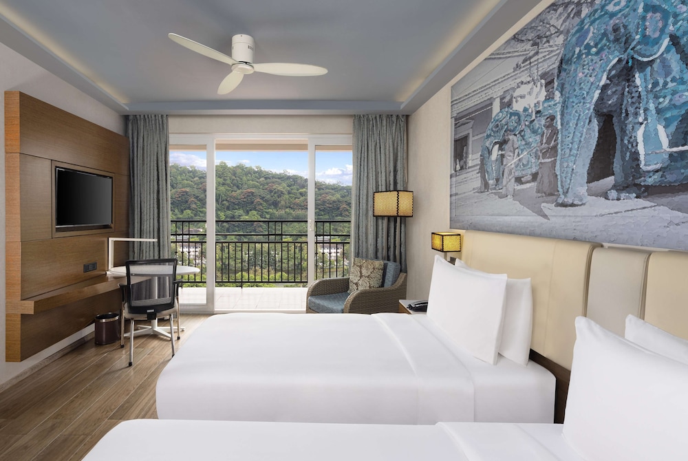 Deluxe, Lake View