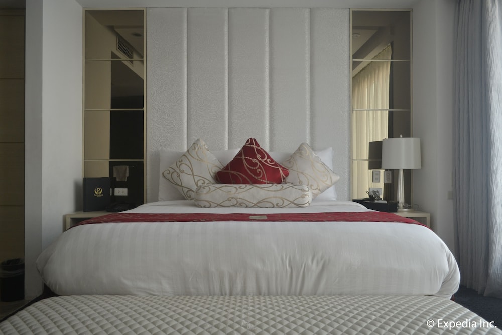 The Penthouse Hotel 18/50