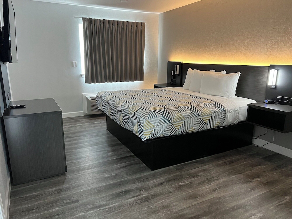 SUITE, MULTIPLE BEDS, KITCHEN