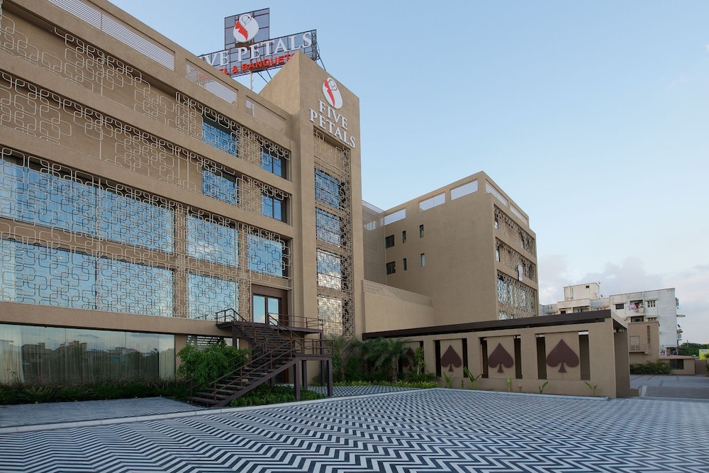 Five Petals Hotel & Banquets 22/24