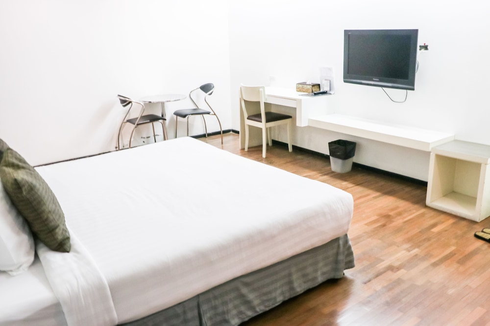 DELUXE, KING BED