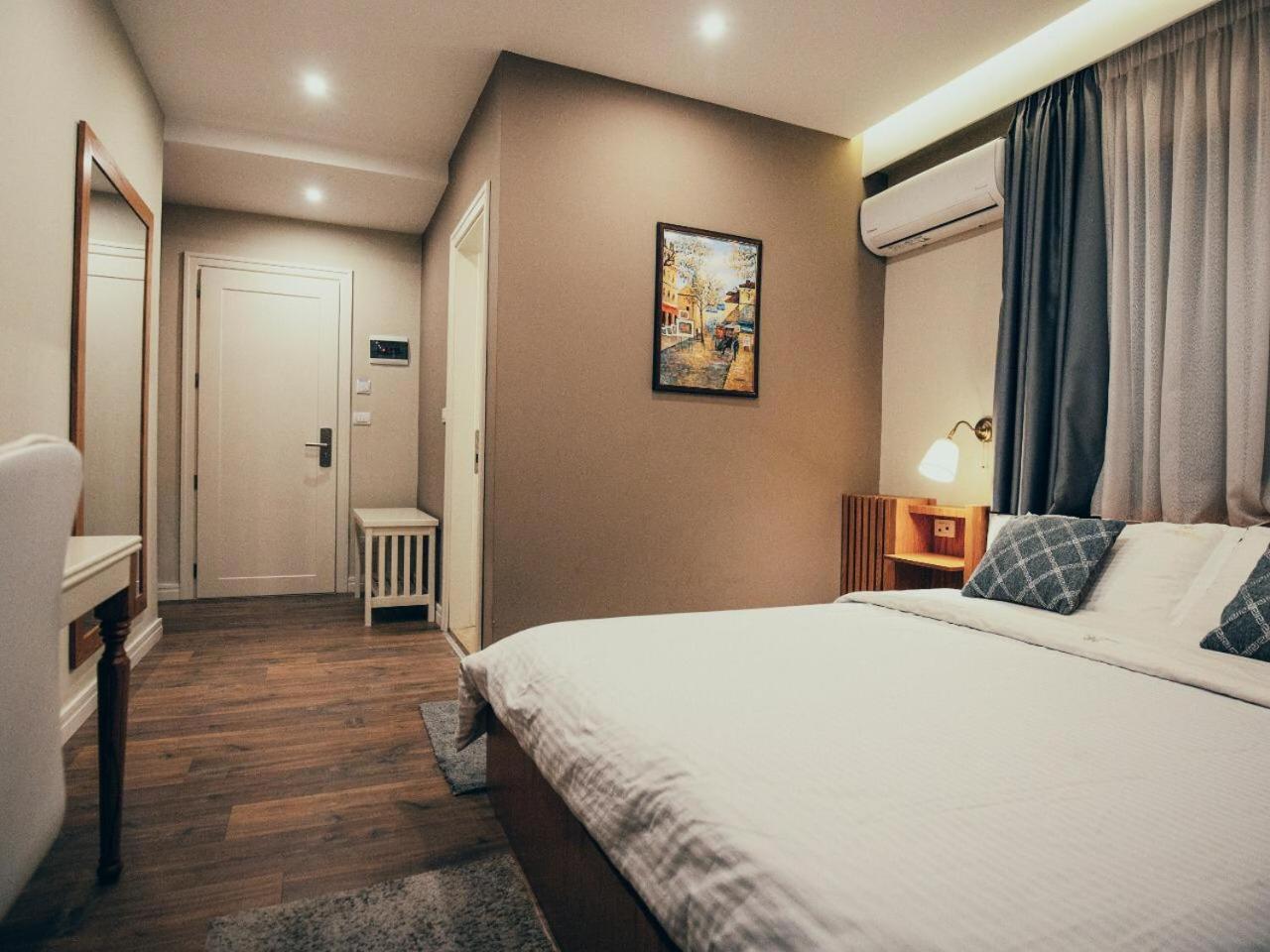 Hotel Romeo 19/59