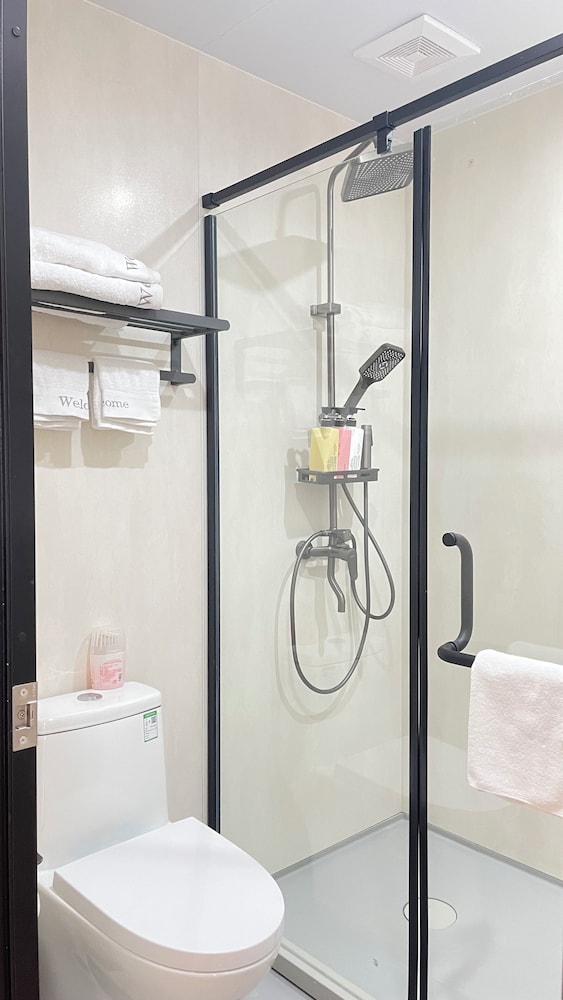 Xingyi International Hotel Poly Store 66/70