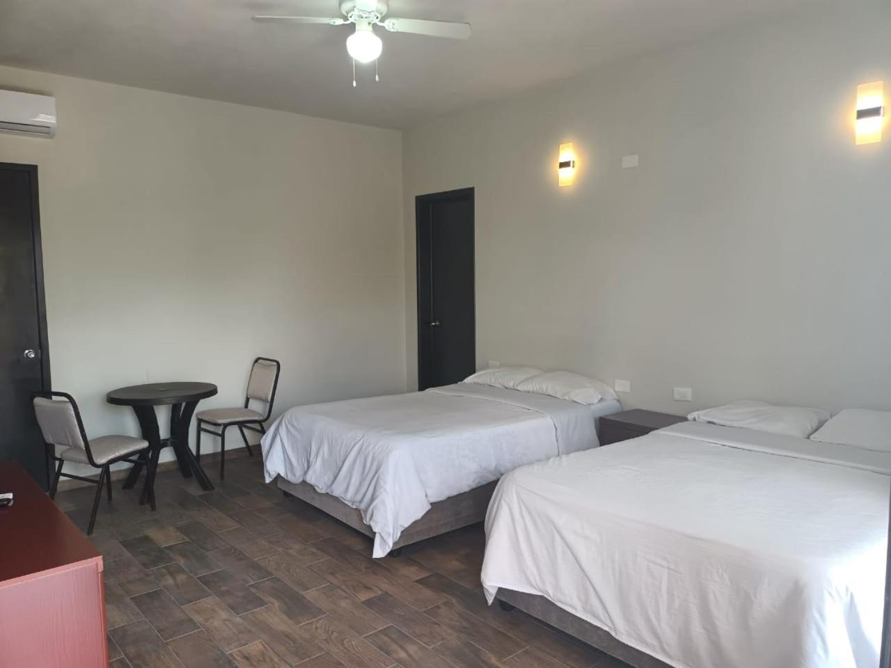 Hostal 230 19/38