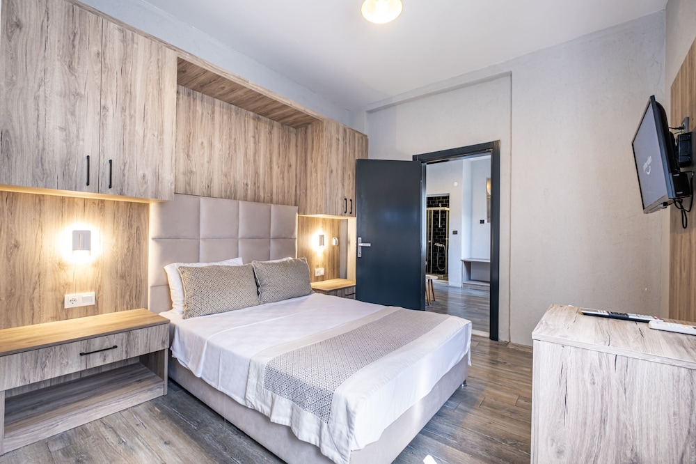 1 BEDROOM, SUITE