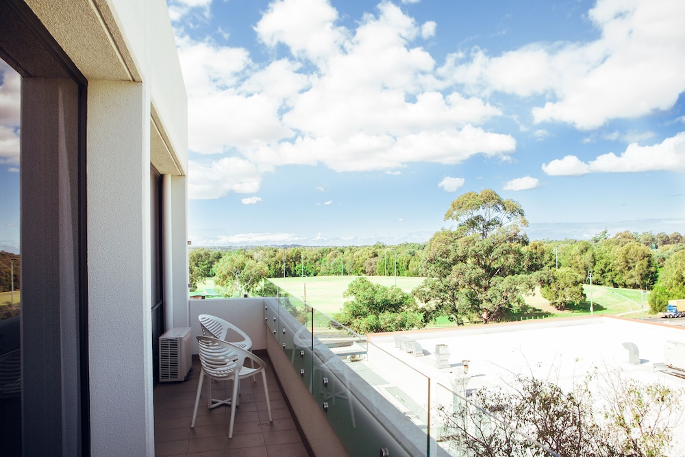 Holiday Inn Warwick Farm 3/69