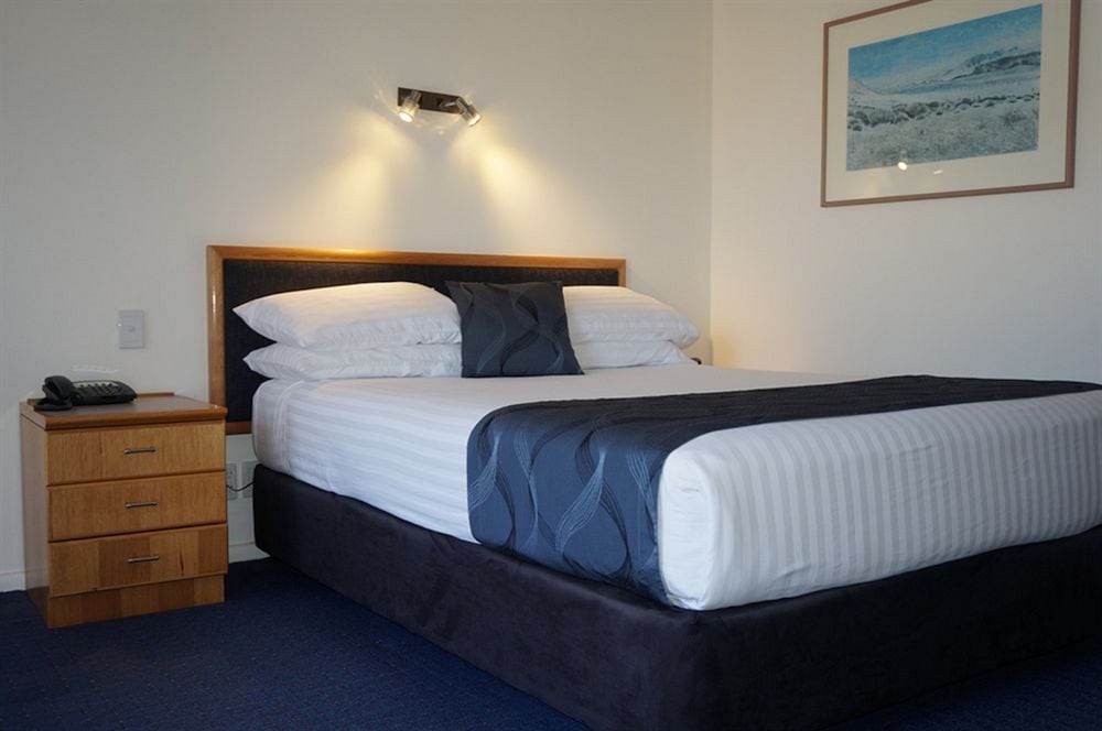West End Motor Lodge 18/57