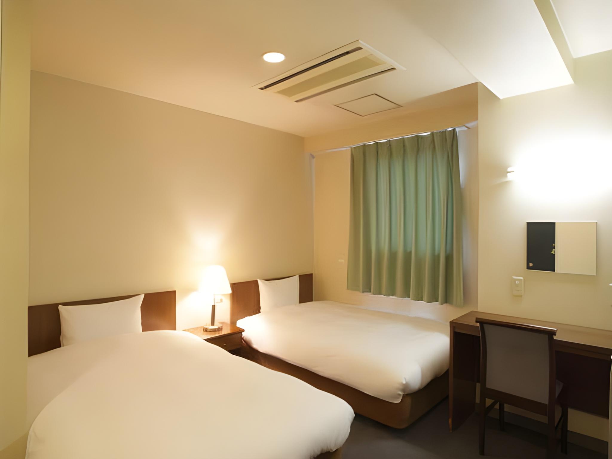 ROOM, TWIN BEDS