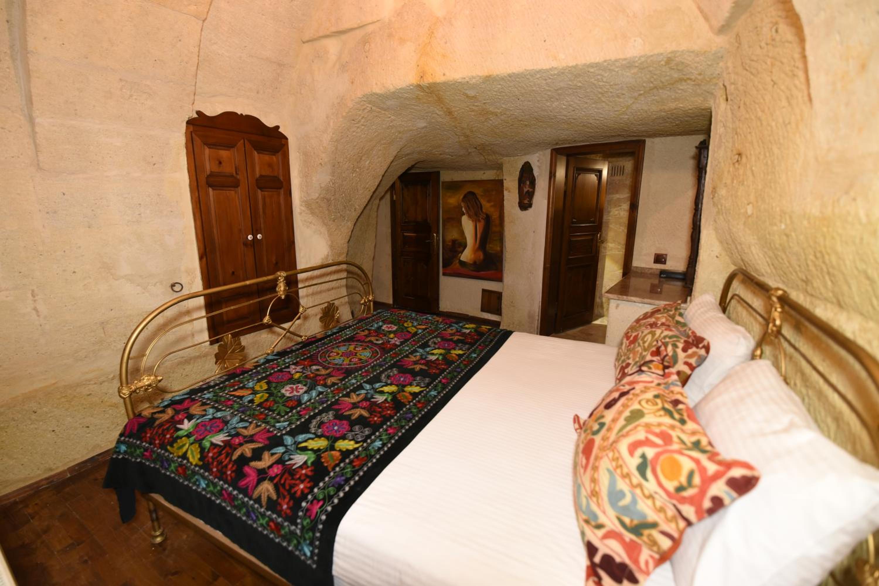 canela cave hotel