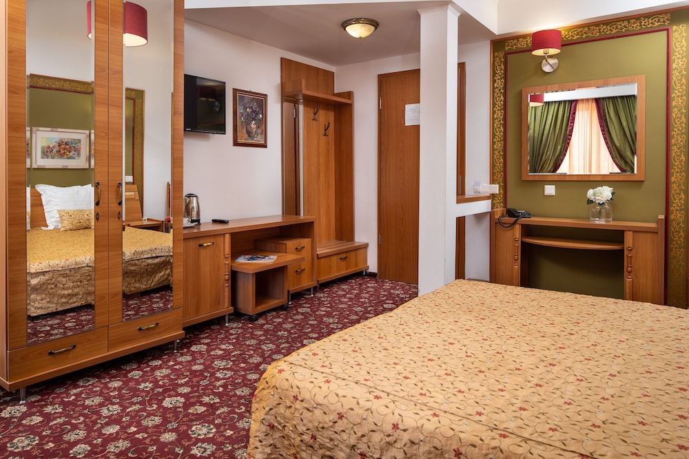 Grand Hotel 8/57