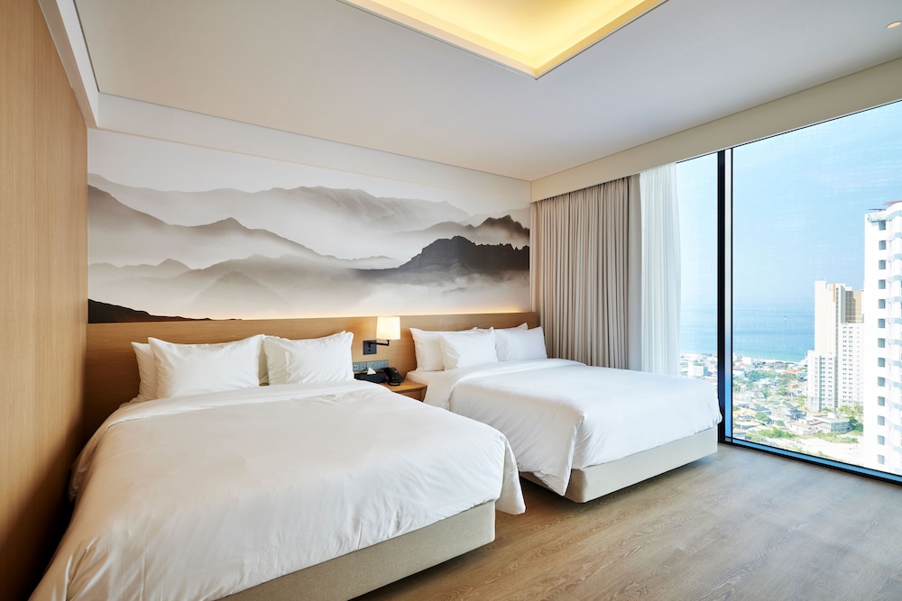 Junior Suite, 2 Queen Beds, Partial Lake View، Homm Marina Sokcho 3/10
