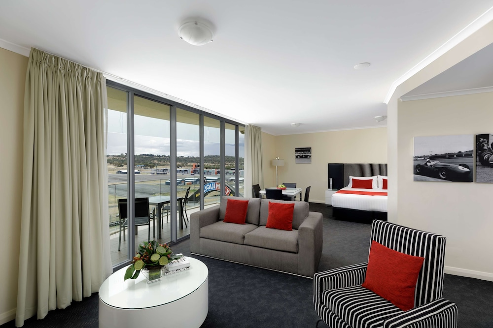 Rydges Mount Panorama Bathurst 42/66