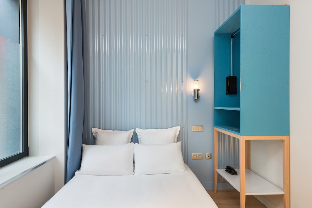 ROOM, DOUBLE BED