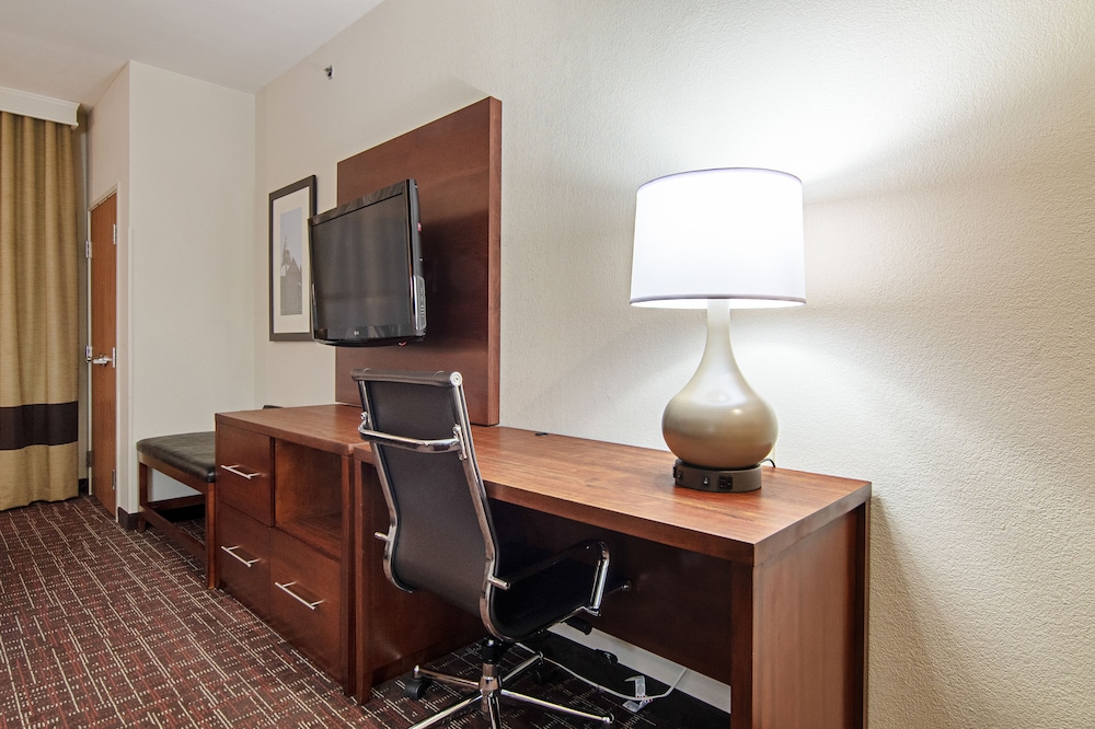 Comfort Suites NW Dallas Near Love Field 42/49