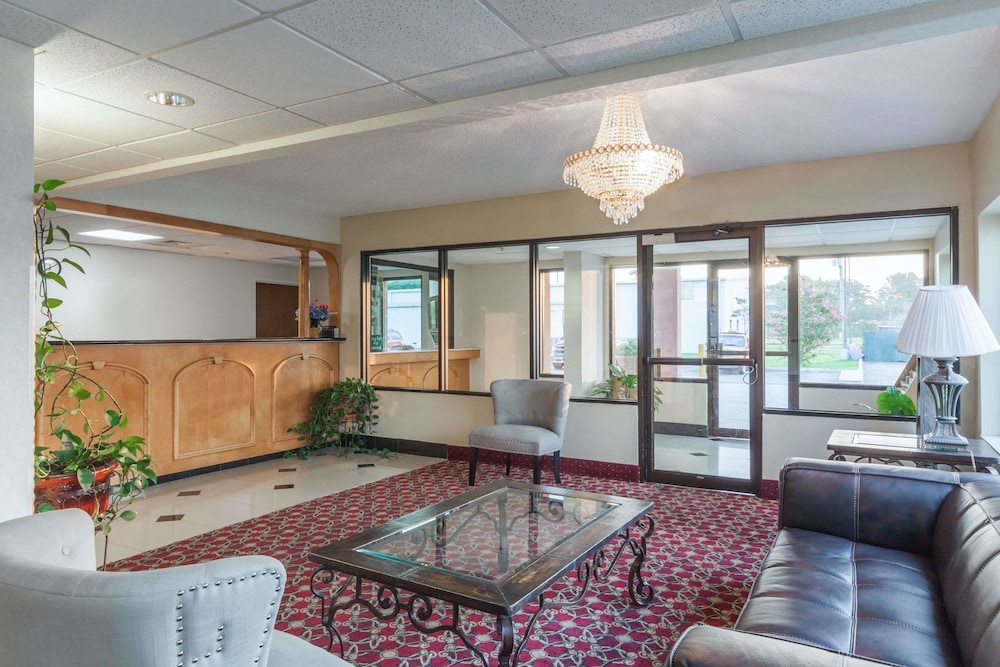 Days Inn by Wyndham LaPlace- New Orleans 8/33